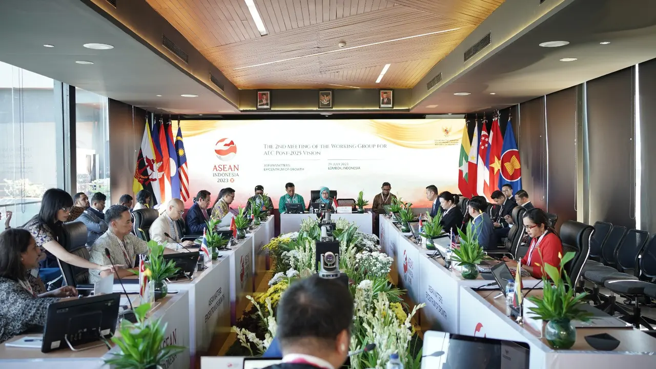 Para pejabat ASEAN yang tergabung dalam Working Group for ASEAN Economic Community Post-2025 Vision (WG Post-2025) kembali bertemu di Senggigi, Lombok pada Sabtu (29/7/2023). (Dok Kemenko Perekonomian)
