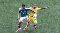 Gelandang Meksiko bernomor punggung 06, Erik Lira, dan gelandang Afrika Selatan bernomor punggung 23, Jayden Adams, berebut bola selama pertandingan Grup A Piala Dunia 2026 antara Meksiko dan Afrika Selatan di Stadion Kota Meksiko di Kota Meksiko pada 12 Juni 2026. (Rodrigo OROPEZA/AFP)