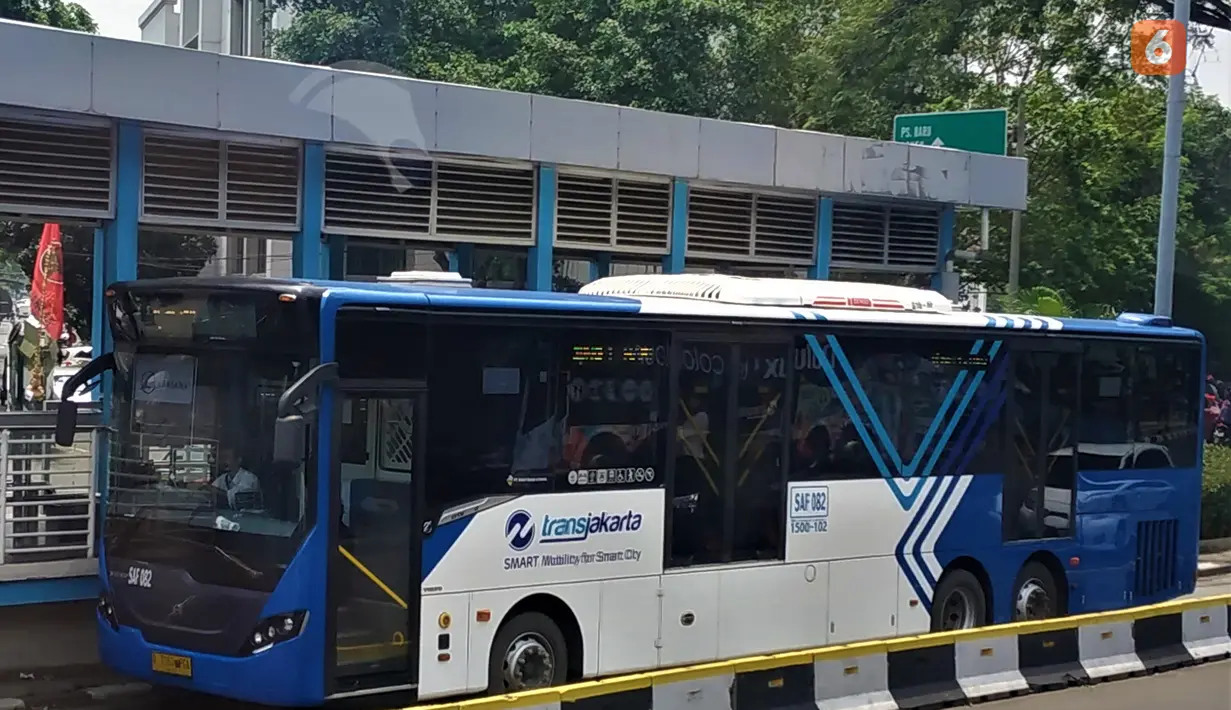 Transjakarta juga memiliki sasis Volvo B11R dalam versi tenaga 370hp dalam jajaran armada mereka. Sasis ini merupakan sasis pabrikan swedia yang terkenal dengan sistem keselamatannya yang bagus. Sasis ini dilengkapi dengan mesin D11A 6 silinder yang menghasilkan tenaga hingga 370hp dan torsi 1770nm. Sasis ini digunakan sebagai bus BRT reguler Transjakarta.