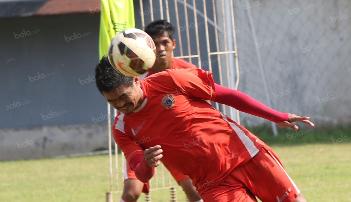 Bambang Pamungkas menunjukkan skill-nya pada latihan bersama Persija Jakarta di Lapangan Villa 2000, Pamulang, Tangerang Selatan, Senin (25/4/2016). (Bola.com/Nicklas Hanoatubun)