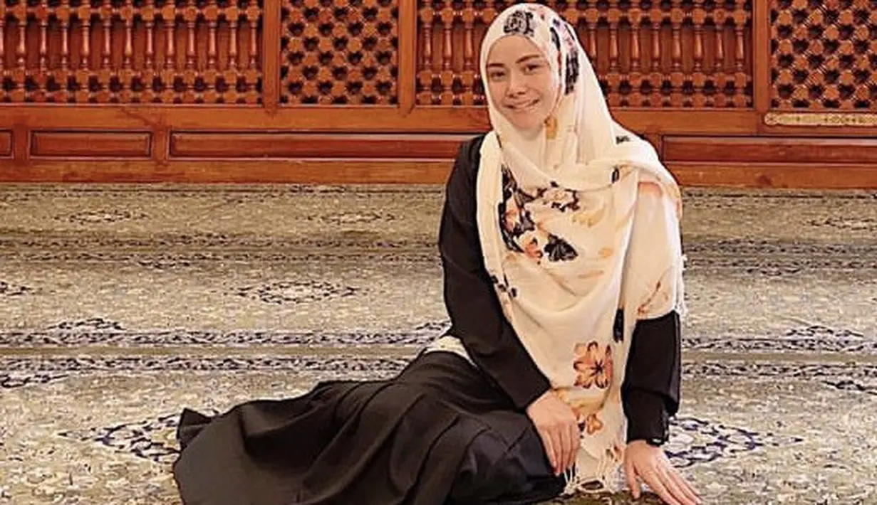 <p>Mawar juga tampil mengenakan abaya hitam yang dipadukan pashmina warna putih gading bercorak. @mysamawar</p>