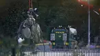 Crane mengevakuasi bangkai helikopter dari lokasi kecelakaan yang menewaskan pemilik Leicester City Vichai Srivaddhanaprabha di Leicester, Inggris, Kamis (1/11). Kondisi helikopter terlihat rusak parah dengan bekas terbakar api. (Aaron Chown/PA via AP)