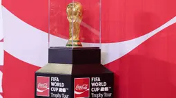 Trofi tersebut dipamerkan di Jakarta hingga 24 Januari 2026. Tampak dalam foto, trofi original Piala Dunia terpajang saat gelaran FIFA World Cup Trophy Tour by Coca-Cola di Jakarta International Convention Center (JICC), Senayan, Jakarta, Kamis (22/1/2026). (Bola.com/Abdul Aziz)
