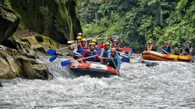 Para Kepala Daerah se-Sumut arung jeram di Sungai Bahbolon