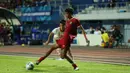 Pemain Timnas Indonesia U-23, M Ragil (kanan), mengontrol bola dibayangi pemain Timnas Vietnam U-23,  Pham Dinh Duy, dalam pertandingan final Piala AFF U-23 2023 yang berlangsung di Rayong Province Stadium, Thailand, Sabtu (26/8/2023) malam WIB. (Dok. PSSI)