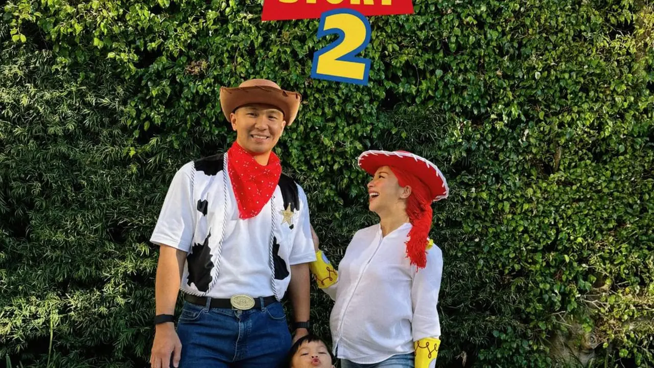 Gaya Kompak Keluarga Nikita Willy Cosplay Karakter Toy Story saat Rayakan Halloween 2024