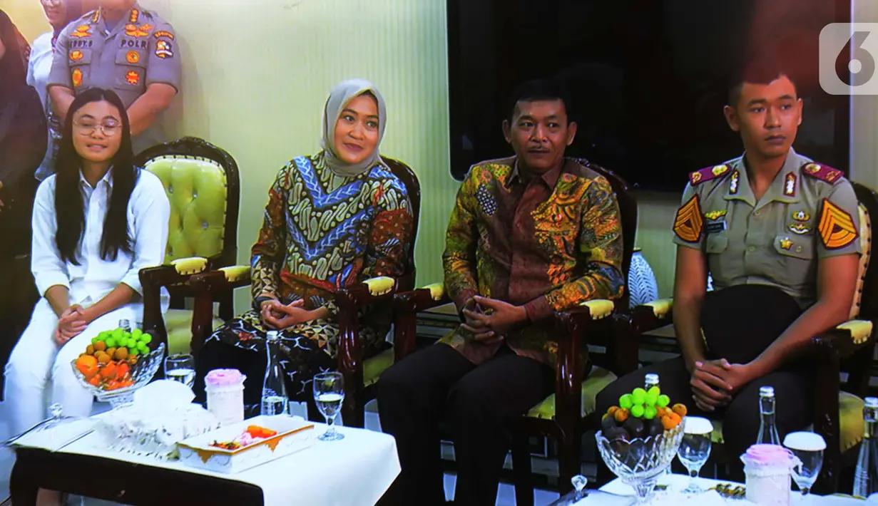 Kabareskrim Polri Komjen Pol Idham Azis (kedua kanan) didampingi sang istri Fitri Handari (kedua kiri) menerima kunjungan Komisi III DPR RI di kediamannya, Jakarta, Rabu (30/10/2019). Kunjungan tersebut bagian dari fit and proper test terhadap Idham sebagai calon Kapolri. (merdeka.com/ImamBuhori)