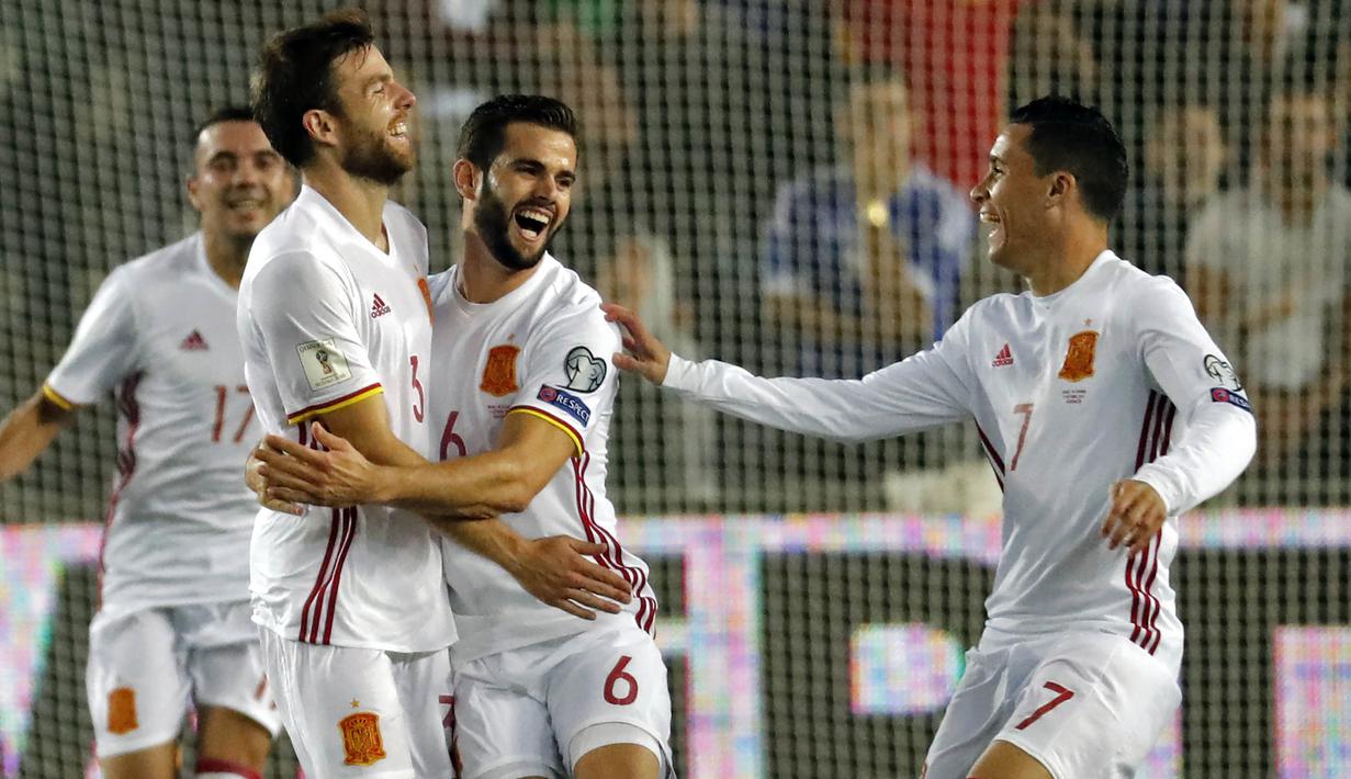 Para pemain Spanyol merayakan gol yang dicetak Asier Illarramendi ke gawang Israel pada laga kualifikasi Piala Dunia 2018 di Stadion Teddy, Yerusalem,Senin (9/10/2017). Israel kalah 0-1 dari Spanyol. (AFP/Thomas Coex)