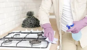 Jadwal Membersihkan Kompor Menurut Ahli: Kapan Harus Dilap, Deep Cleaning, hingga Membersihkan Oven?