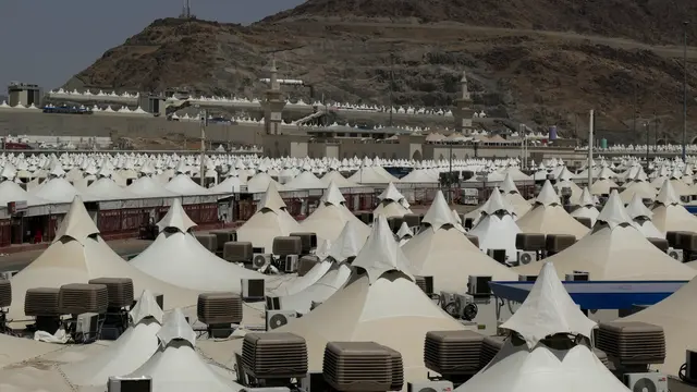 Suasana tenda-tenda jemaah haji di Mina. Pemerintah Indonesia tidak memfasilitasi layanan ibadah tarwiyah di Mina pada 8 Zulhijah, sebab saat itu dilakukan pada mobilisasi jemaah ke Arafah untuk wukuf. (FOTO: MCH PPIH ARAB SAUDI 2023)