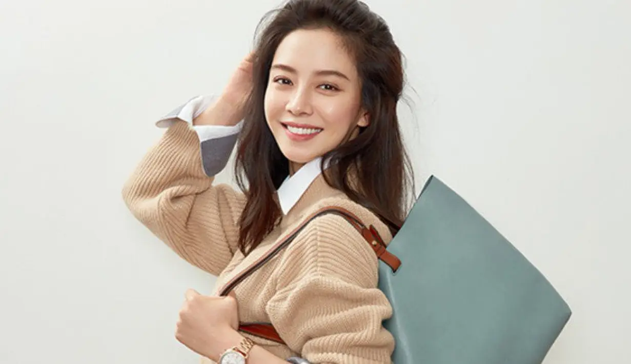 Song Ji Hyo terkenal dengan artis yang suka tampil tanpa make up. Jadi wajar jika ia masuk dalam daftar artis cantik yang tak melakukan operasi plastik. (Foto: allkpop.com)
