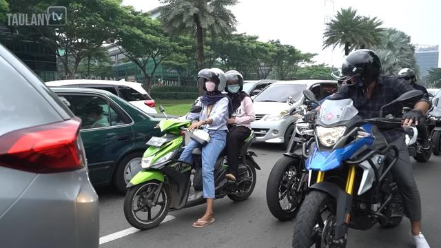 Momen tak terduga Ariel Noah usili Andre Taulany. (credit:youtube.com/@taulany_tv)