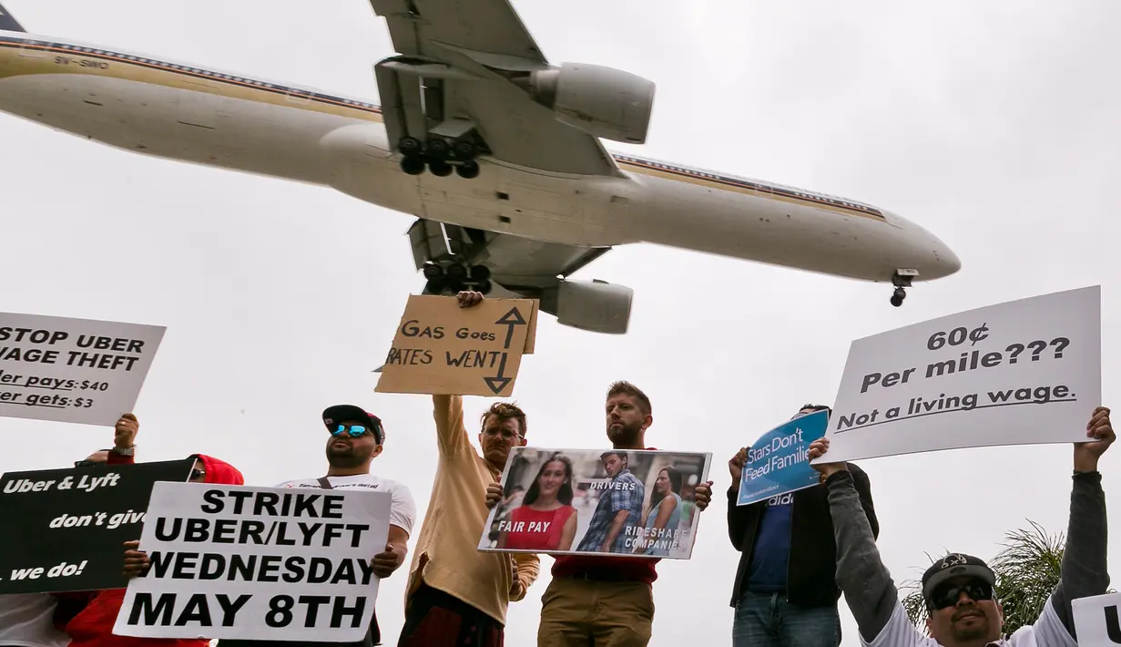 Sopir taksi online Uber dan Lyft menggelar protes di sebuah taman dekat Bandara Internasional Los Angeles, AS, Rabu (8/5/2019). Aksi protes ini dilakukan menjelang penjualan saham perdana atau Initial Public Offering (IPO) Uber. (AP Photo/Damian Dovarganes)