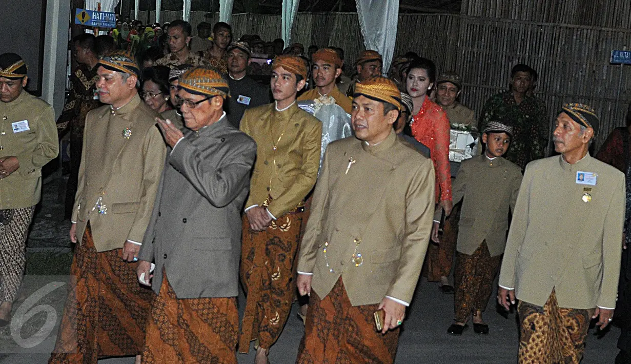Rombongan keluarga Presiden menjalani prosesi Midodareni, Solo, Rabu (10/6/2015). Rombongan mengantarkan seserahan dengan berjalan kaki menuju rumah Selvi Ananda yang berjarak sekitar 500 meter. (Liputan6.com/Herman Zakharia)