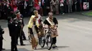 Ketua DPD Oesman Sapta Odang mengenakan kostum adat Minang membawa hadiah sepeda dari Presiden Jokowi usai peringatan HUT RI ke 72 di Istana Merdeka, Jakarta, Kamis (17/8). (Liputan6.com/Pool)