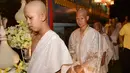 11 anak laki-laki bersama pelatih mereka, yang diselamatkan dari gua di Thailand, berkumpul di Kuil Wat Phra That Doi Wao, pada upacara pentahbisan, Selasa (24/7). Sebanyak 11 remaja menjalani ritual menjadi biksu. (Panumas Sanguanwong/THAI NEWS PIX/AFP)