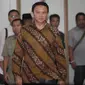 Basuki Tjahaja Purnama atau Ahok berjalan menuju kursi terdakwa untuk menjalani sidang lanjutan di Auditorium Kementan, Jakarta, Selasa (21/2). JPU menghadirkan empat saksi ahli dalam sidang ke sebelas hari ini. (Liputan6.com/Yuniadhi Agung/Pool)