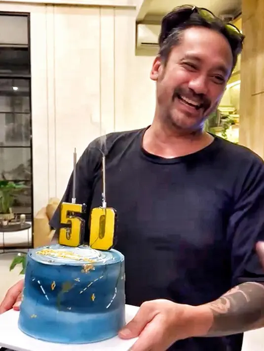 Kebahagiaan Tora Sudiro dengan kue ulang tahun dengan angka 50  di atasnya. "Alhamdulillah," tulisnya membagikan potretnya yang menyematkan emoticon hati. Senyum bahagia begitu terpancar dari potret tersebut. [Instagram/mieke_amalia]