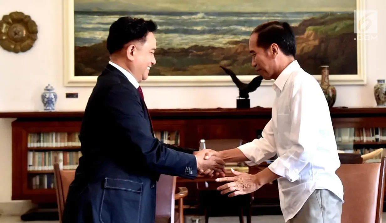 Presiden Joko Widodo bersalaman dengan pakar hukum tata negara, Yusril Ihza Mahendra di Istana Kepresidenan Bogor, Jawa Barat, Jumat (30/11). Jokowi mengaku ia sudah mengenal Yusril sejak masih menjabat sebagai Wali Kota Solo. (Liputan6.com/HO/Biropers)