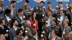 Seorang fans wanita bersama para pemain Bayern Munchen saat melakukan pemotretan sebuah perusahaan bir di Munich, Jerman, (13/9). Saat acara ini penyerang Thomas Mueller merayakan ulang tahunnya yang ke 28. (AP Photo / Matthias Schrader)