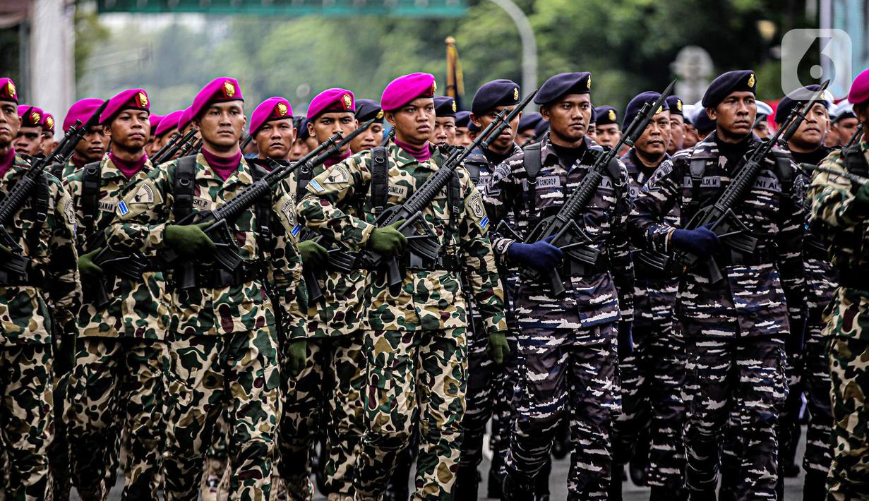 Pasukan TNI menampilkan pertunjukan di depan Istana Merdeka, Jakarta, Rabu (5/10/2022). Kegiatan yang diikuti oleh seluruh kesatuan jajaran TNI ini dalam rangka menyambut HUT ke-77 TNI. (Liputan6.com/Faizal Fanani)