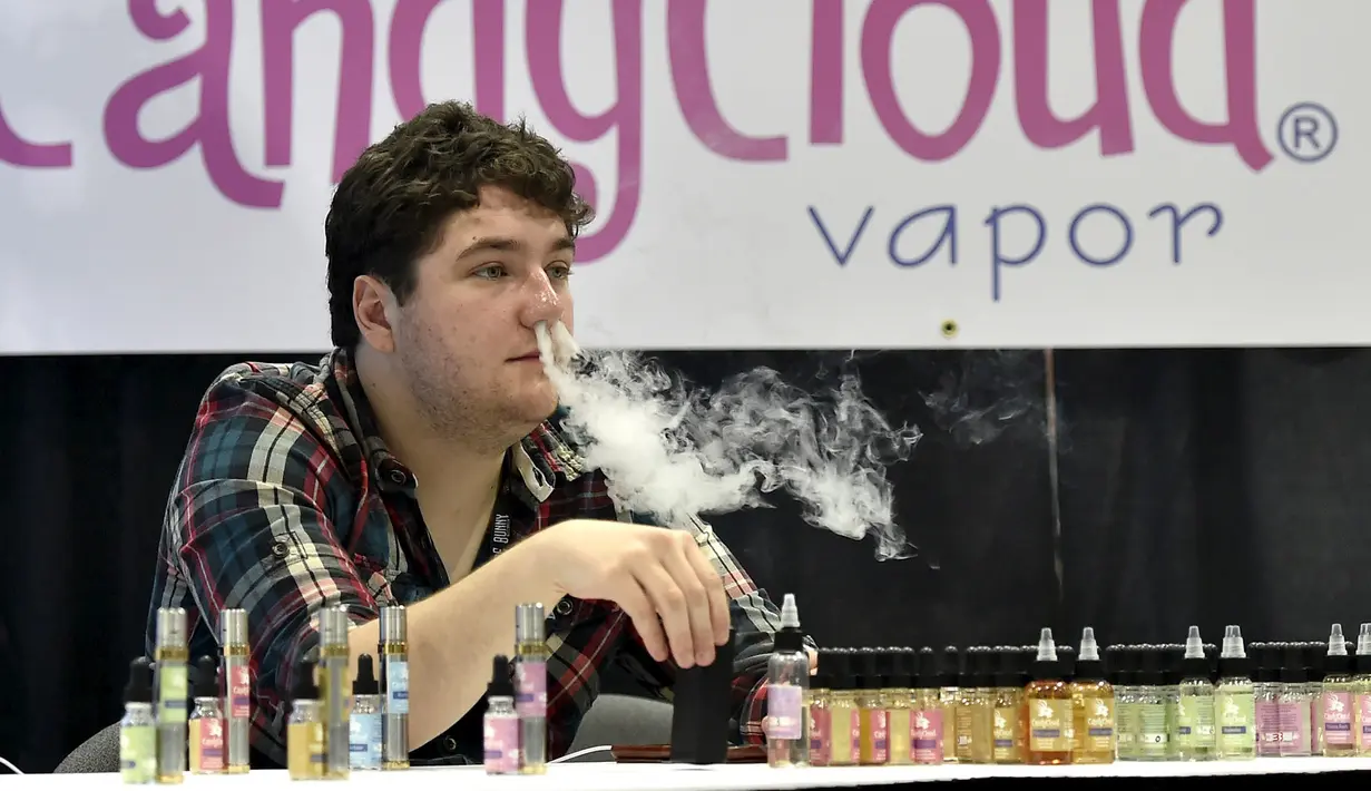 Seorang penjual Vape saat mencoba salah satu varian rasa di Vape Summit 3 di Las Vegas , Nevada 2 Mei 2015. Vape biasa disebut juga dengan rokok elektrik. (REUTERS / David Becker)
