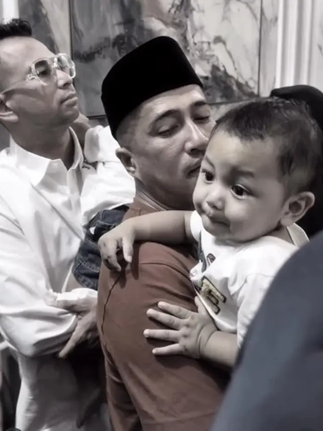 6 Momen Haru Raffi Ahmad dan Irfan Hakim Gendong Bayi Kembar Mpok Alpa di Rumah Duka