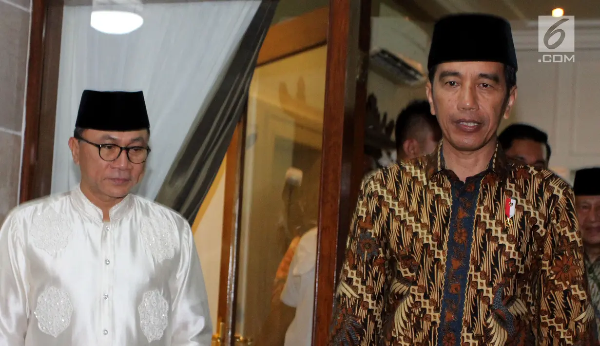 Presiden Joko Widodo atau Jokowi (kanan) saat menghadiri buka puasa bersama Ketua MPR Zulkifli Hasan (kiri) di Rumah Dinas MPR Widya Chandra, Jakarta, Jumat (8/6). Buka bersama untuk menjalin silaturahmi antara pejabat negara. (Liputan6.com/JohanTallo)
