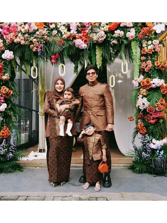 8 Potret Tedak Siten Azura Anak Atta dan Aurel Hermansyah, Dihadiri Keluarga Besar