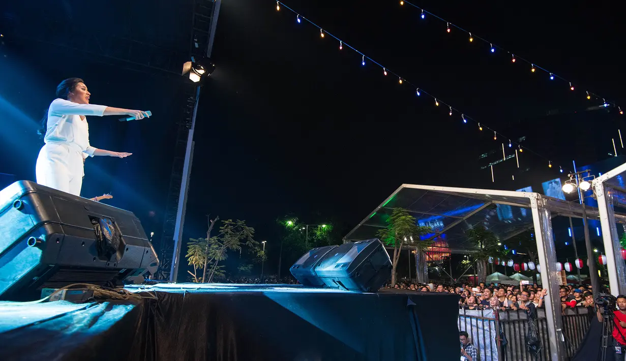 Penonton larut dalam lagu-lagu yang dibawakan oleh penyanyi kelahiran Jakarta ini. (Dezmond Manullang/Bintang.com)