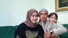 Aditya Harlan bersama sang istri. (Bola.com/Permana Kusumadijaya)