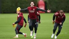 Gelandang tengah Arsenal asal Inggris, Declan Rice bereaksi saat mengikuti sesi latihan tim di Pusat Latihan Arsenal di London Colney, pada 20 Oktober 2025. (HENRY NICHOLLS/AFP)