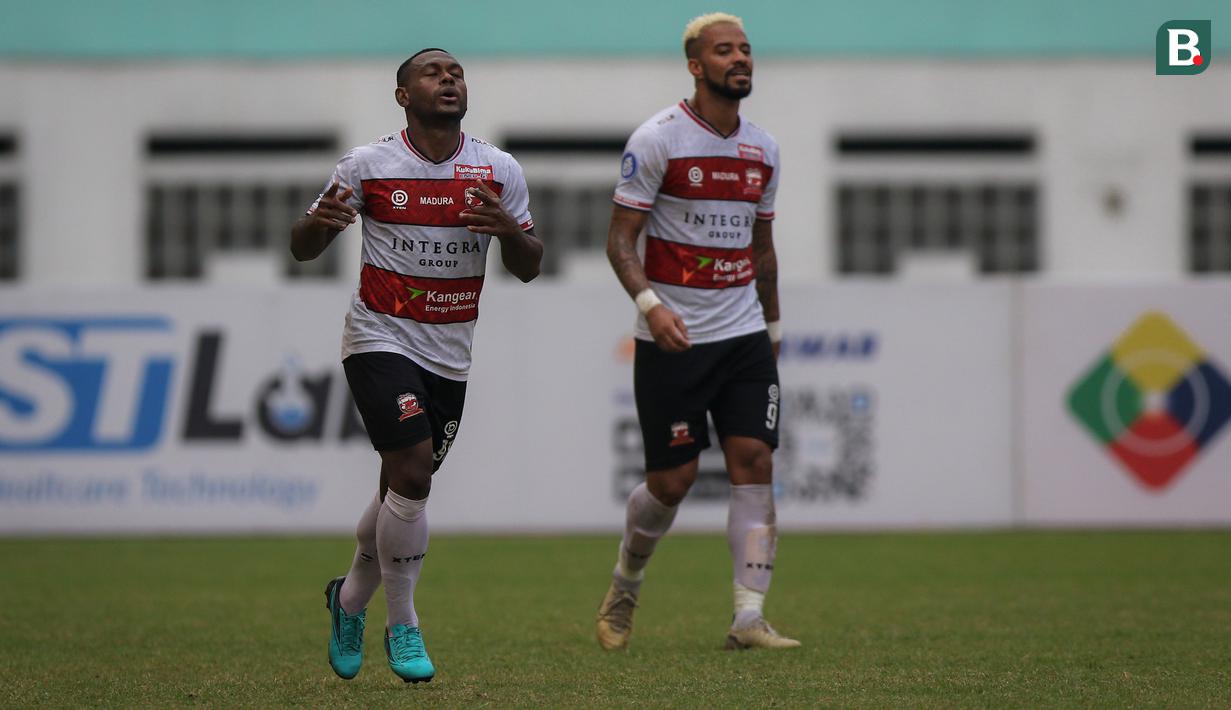 Pemain Madura United, David Laly (kiri) merayakan gol kedua timnya ke gawang Persipura Jayapura dalam laga pekan ke-6 BRI Liga 1 2021/2022 di Stadion Wibawa Mukti, Cikarang, Minggu (03/10/2021). (Bola.com/Bagaskara Lazuardi)