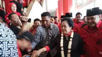 Megawati Soekarnoputri, Ketua Umum DPP PDI Perjuangan saat menghadiri pelantikan Banteng Muda Indonesia Provinsi Sumsel (Liputan6.com / Nefri Inge)