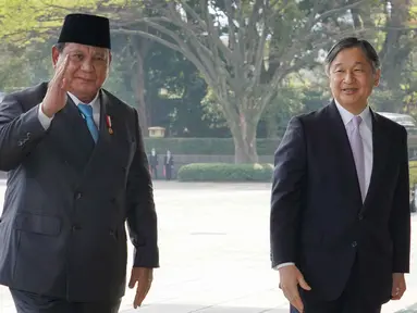 Presiden Republik Indonesia Prabowo Subianto (kiri) disambut oleh Kaisar Jepang Naruhito di Istana Kekaisaran, Tokyo, pada Senin 30 Maret 2026. Hari ini, Senin (30/3/2026), Presiden Prabowo Subianto menemui Kaisar Naruhito di Istana Kekaisaran, Tokyo. (Kazuhiro NOGI/AFP)