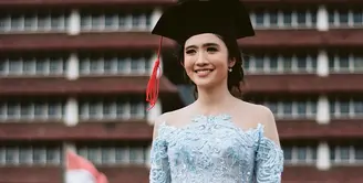 Bukan hanya cantik, Febby Rastanty kembali berhasil membuktikan prestasinya di bidang akademik. Beberapa hari lalu, Febby baru saja resmi menyandang gelar sebagai sarjana hukum di kampus impiannya. (Instagram/febbyrastanty)