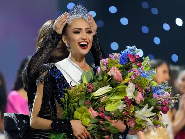 Miss USA R'Bonney Gabriel bereaksi saat dia dinobatkan sebagai Miss Universe 2022 pada kontes kecantikan Miss Universe di New Orleans, Amerika Serikat, 14 Januari 2023. R'Bonney Gabriel dinobatkan sebagai Miss Universe 2022 sementara runner up pertama jatuh kepada Miss Venezuela Amanda Dudamel dan runner up kedua jatuh kepada Miss Dominican Republic Andreína Martínez. (AP Photo/Gerald Herbert)