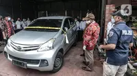 Tim Penyelidik dari Komnas HAM didampingi penyidik Polda Metro Jaya melakukan pemeriksaan mobil yang digunakan oleh polisi dan enam laskar Front Pembela Islam (FPI) dalam insiden Tol Jakarta-Cikampek KM 50 di Polda Metro Jaya, Jakarta, Senin (21/12/2020).