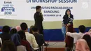 Peserta melakukan tanya jawab saat mengikuti Workshop Session Emtek Goes to Campus 2018 di Gedung 2 Universitas Padjajdaran, Bandung, Selasa (4/12). Sesi workshop diisi sejumlah materi termasuk jurnalistik media on line. (Liputan6.com/Helmi Fithriansyah)