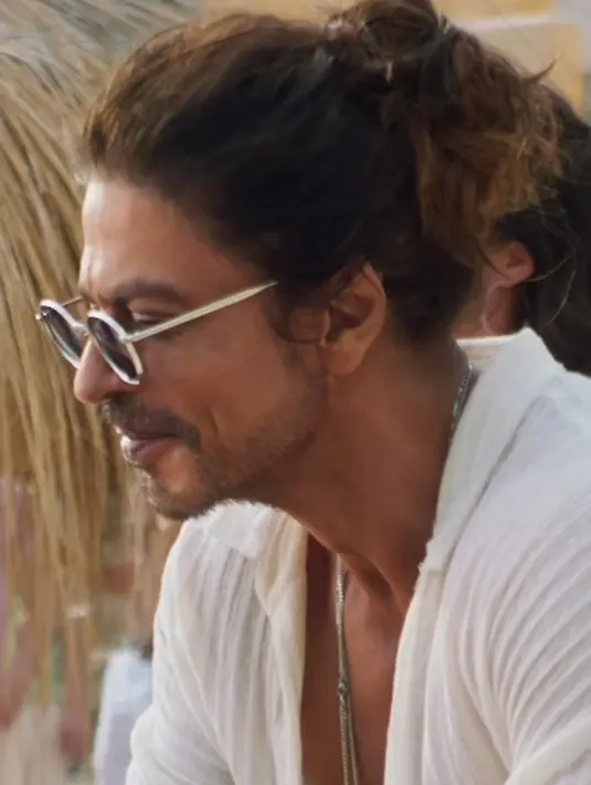 Saat ini ia sudah memasuki 57 tahun, usia yang tak lagi bisa dibilang muda. Namun soal penampilan, ia tetap penuh pesona.  [foto: instagram.com/yrf]