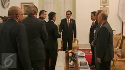 Presiden Joko Widodo menerima delegasi Federasi Sepakbola Internasional atau Federation of International Football Association (FIFA) dan Asia Football Confederation (AFC) di Istana Merdeka, Jakarta, Senin (2/11/2015). (Liputan6.com/Faizal Fanani)