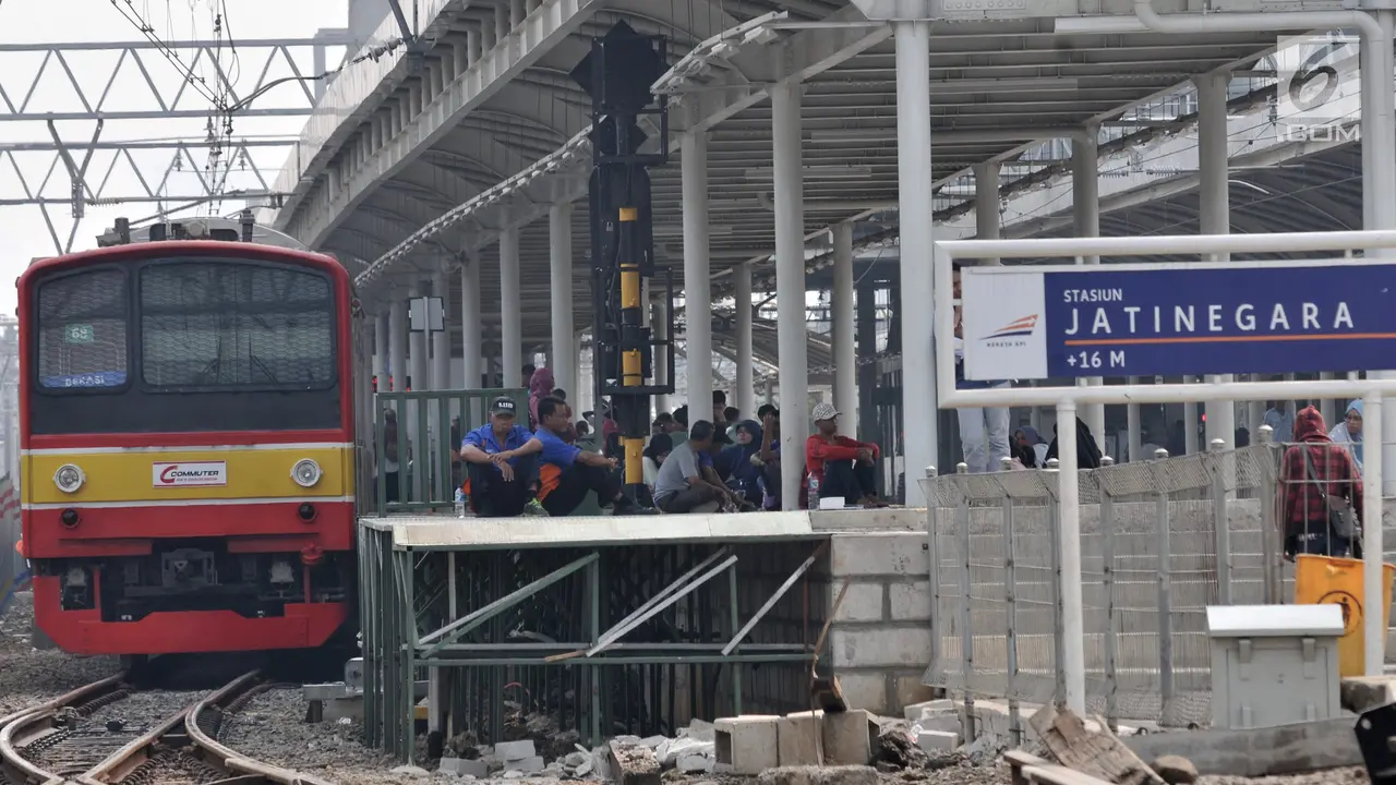 Penumpang KRL Telantar Akibat Listrik Padam