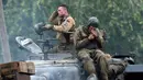 Film Fury yang menceritakan tentang perang dunia kedua ini diperankan oleh aktor Brad Pitt dan Shia LaBeouf. (Dailymail.co.uk/Splash News/wwn)