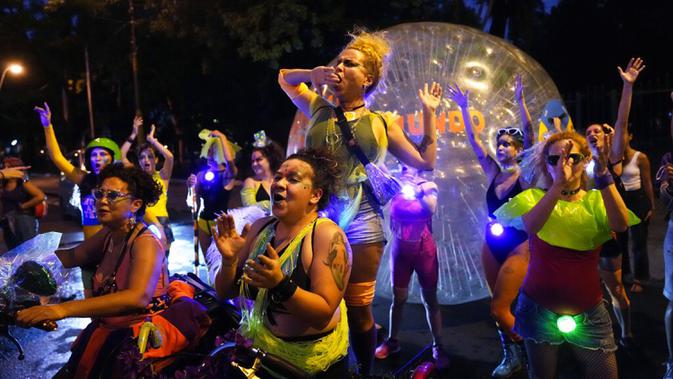 Aksi protes perempuan dalam aksi memperingati Hari Perempuan Internasional di Asuncion, Paraguay, 8 Maret 2022. (AP Photo/Jorge Saenz)
