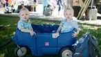 Pasangan kembar yang berusia 20 bulan dari Cleveland, Noah dan Owen Jury duduk dimobil mainan saat Festival Twins Days tahunan ke-42 di Twinsburg, Ohio (5/8). Festival ini mengumpulkan orang-orang yang memiliki kembaran. (AFP Photo/Dustin Franz)