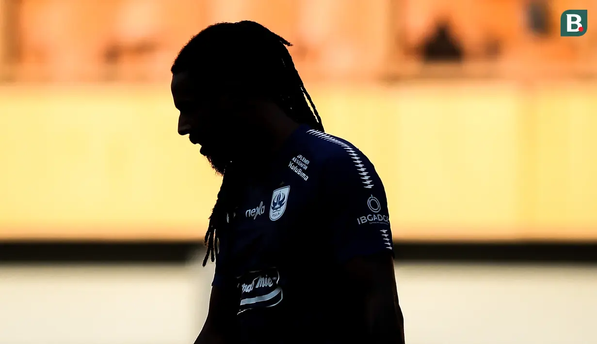 <p>Siluet pemain PSIS Semarang, Carlos Fortes saat laga lanjutan BRI Liga 1 2022/2023 antara Persija Jakarta melawan PSIS Semarang di Stadion Wibawa Mukti, Cikarang, Kamis (16/03/2023). (Bola.com/Bagaskara Lazuardi)</p>
