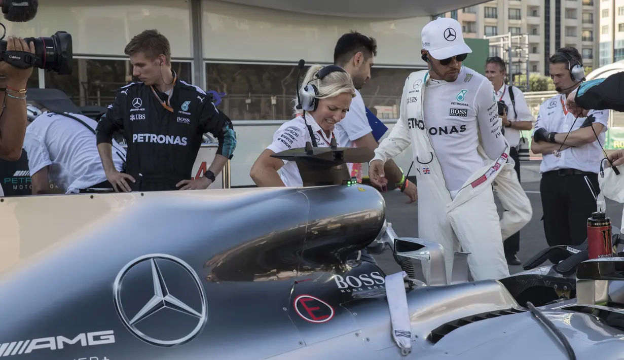 Pebalap Mercedes, Lewis Hamilton (2kanan) berada pada peringkat kedua klasemen sementara F1. Hamilton saat ini mengumpulkan 139 poin. (Valdrin Xhemaj/Pool via AP)