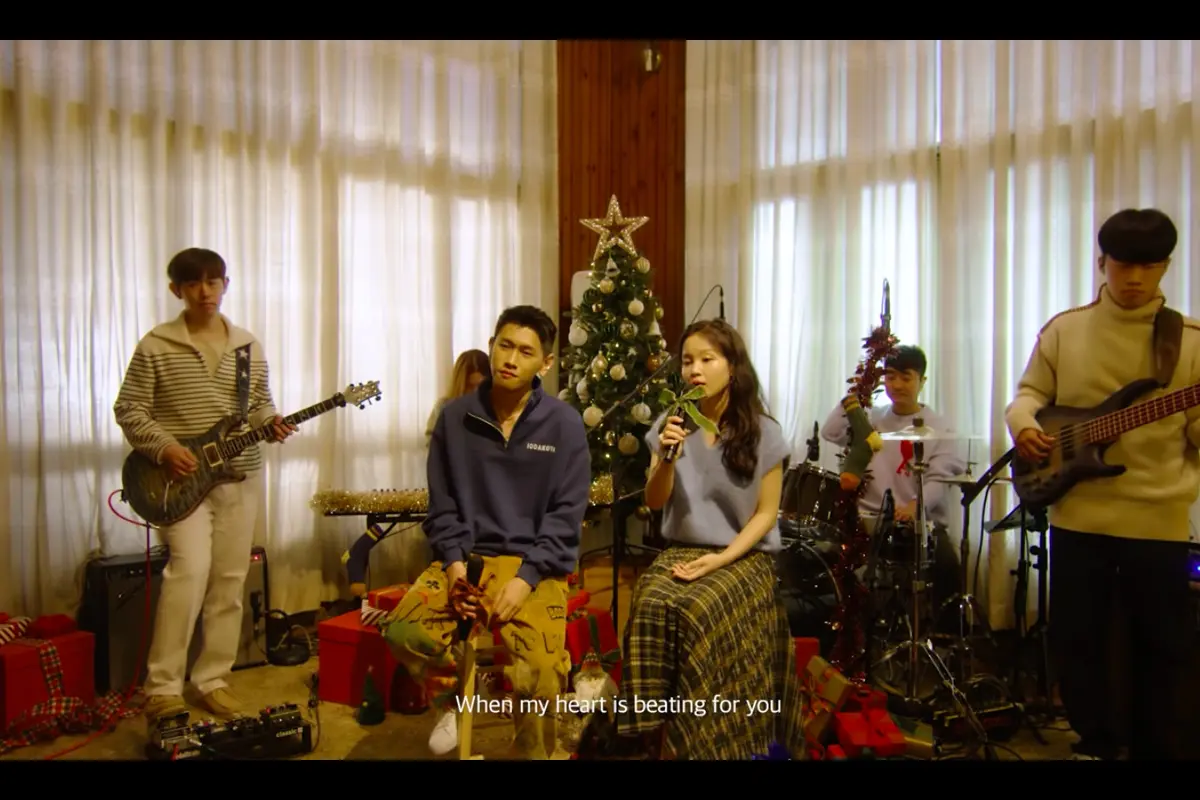 For You dari Lee Hi feat Crush. (YouTube AOMGOFFICIAL)