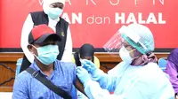 Khofifah meninjau vaksinasi bagi komunitas warga Flobamora - Nusa Tenggara Timur (NTT) Surabaya. (Dian Kurniawan/liputan6.com)