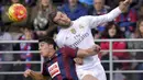 Pemain Real Madrid, Gareth Bale duel udara dengan pemain Eibar, Ander Capa pada laga Liga Spanyol di Estadio Municipal de Ipurua, Spanyol, Minggu (29/11/2015). (Reuters/Vincent West)